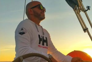 Lisboa:Passeio à vela ao pôr do sol no rio Tejo com welcome drink