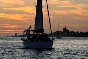 Lisboa:Passeio à vela ao pôr do sol no rio Tejo com welcome drink