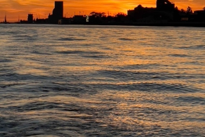 Lisboa:Passeio à vela ao pôr do sol no rio Tejo com welcome drink