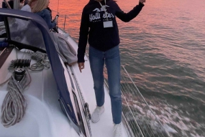 Lisboa:Passeio à vela ao pôr do sol no rio Tejo com welcome drink