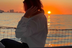 Lisboa:Passeio à vela ao pôr do sol no rio Tejo com welcome drink