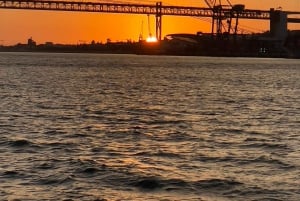 Lisboa:Passeio à vela ao pôr do sol no rio Tejo com welcome drink