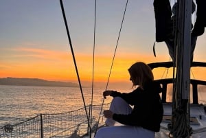 Lisboa:Passeio à vela ao pôr do sol no rio Tejo com welcome drink
