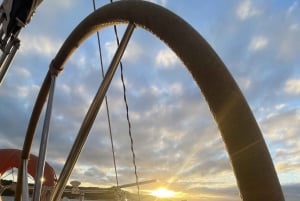 Lisboa:Passeio à vela ao pôr do sol no rio Tejo com welcome drink
