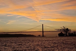 Lisboa:Passeio à vela ao pôr do sol no rio Tejo com welcome drink