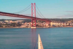 Lisboa:Passeio à vela ao pôr do sol no rio Tejo com welcome drink