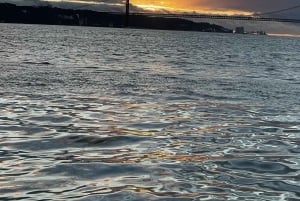 Lisboa:Passeio à vela ao pôr do sol no rio Tejo com welcome drink