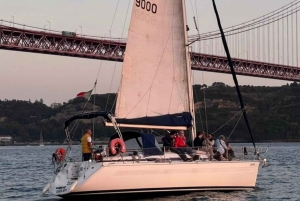 Lisboa:Passeio à vela ao pôr do sol no rio Tejo com welcome drink