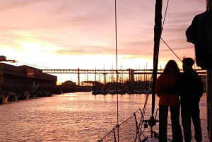 Lisboa:Passeio à vela ao pôr do sol no rio Tejo com welcome drink