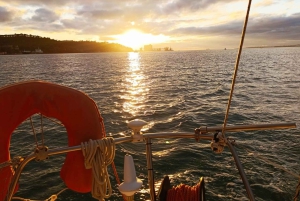 Lisboa:Passeio à vela ao pôr do sol no rio Tejo com welcome drink
