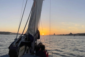 Lisboa:Passeio à vela ao pôr do sol no rio Tejo com welcome drink