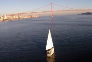 Private Romantic cruise with sparkling wine- 2-Hour- Lisbon