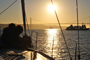 Private Romantic cruise with sparkling wine- 2-Hour- Lisbon