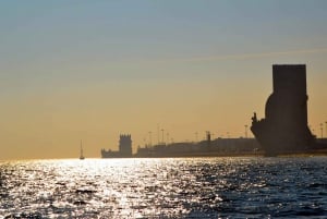 Private Romantic cruise with sparkling wine- 2-Hour- Lisbon