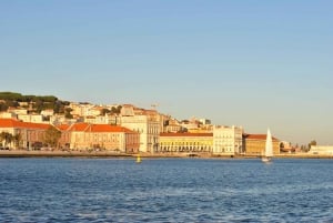 Private Romantic cruise with sparkling wine- 2-Hour- Lisbon