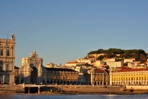 Private Romantic cruise with sparkling wine- 2-Hour- Lisbon