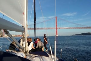 Lisbon: 2-Hour Sailing Yacht Cruise & Guided Tour w/2 drinks