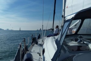 Lisbon: 2-Hour Sailing Yacht Cruise & Guided Tour w/2 drinks
