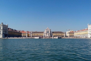 Lisbon: 2-Hour Sailing Yacht Cruise & Guided Tour w/2 drinks