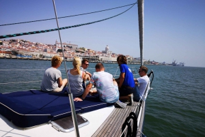 Lisbon: 2-Hour Sailing Yacht Cruise & Guided Tour w/2 drinks