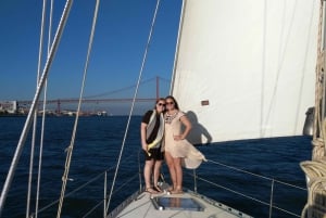 Lisbon: Champagne Sailing Tours