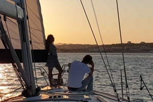 Lisbon: Champagne Sailing Tours