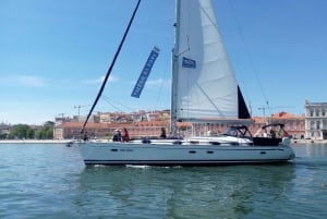 Lisboa: cruzeiro guiado de 2 horas em iate à vela e visita guiada com 2 bebidas