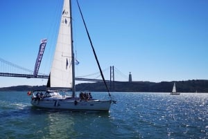 Lisboa: cruzeiro guiado de 2 horas em iate à vela e visita guiada com 2 bebidas