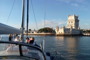 Lisboa: cruzeiro guiado de 2 horas em iate à vela e visita guiada com 2 bebidas