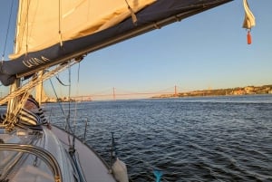 Lisbon: Scenic Day & Sunset Boat Tour with a Drink