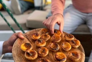 Lisboa: 2 timer båtcruise i solnedgangen med drinker