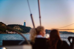 Lisboa: 2 timer båtcruise i solnedgangen med drinker