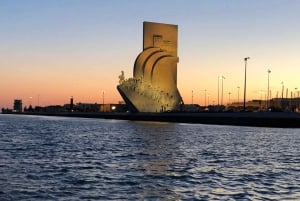 Lisboa: 2 timer båtcruise i solnedgangen med drinker