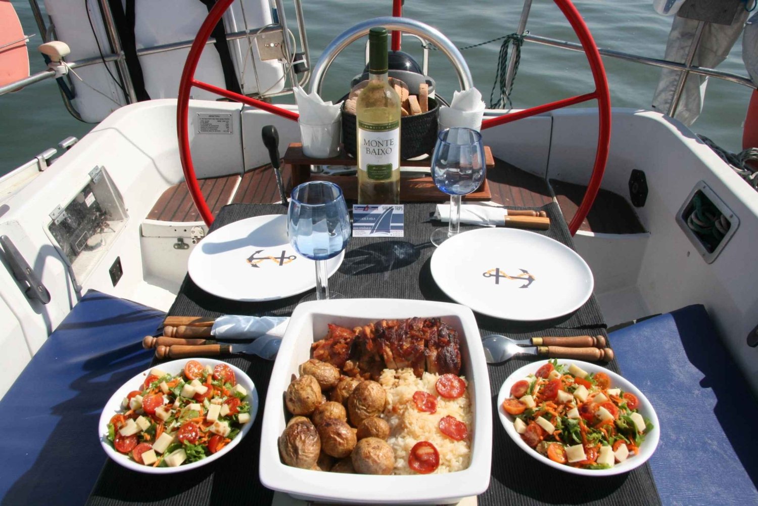 Lisbonne : tour en bateau de 3 heures avec dîner au coucher du soleil