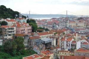Lisbon: Alfama and São Jorge Castle Quarters Walking Tour