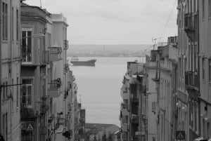 Lisbon: Alfama and São Jorge Castle Quarters Walking Tour