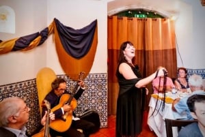 Lissabon: Fado Show, illallinen ja yökierros.