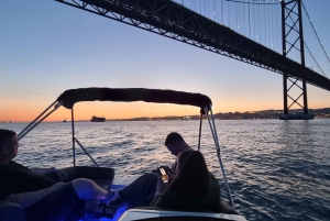 Lisbon: Boat Tour with Champagne
