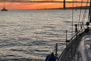 Лиссабон: частная водная прогулка с возможностью наблюдения за закатом