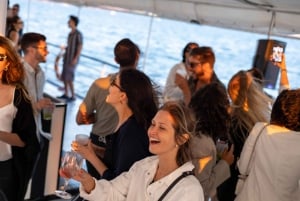 Lisbon: Catamaran Boat Party with Music, Open Bar & Swimming
