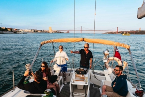 Lisbon: Champagne Sailing Tours