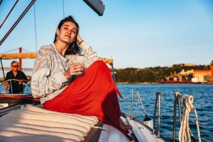 Lisbon: Champagne Sailing Tours