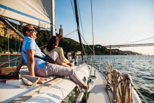 Lisbon: Champagne Sailing Tours