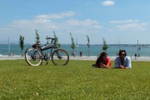 Lisbon: City Discovery E-Bike Rental with Map & Training
