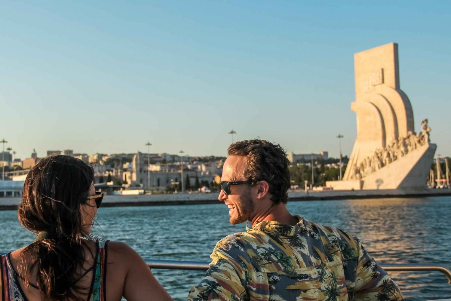 Lissabon: Cruise naar het strand met BBQ, open bar en muziek