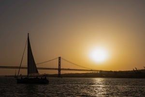 Lisbon: Daytime/Sunset/Night City Sailboat Tour with Drinks