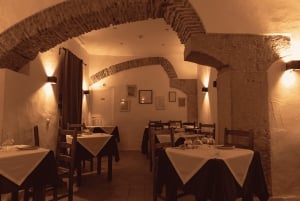 Lisbon: Fado Dinner with Wine Tasting at Canto do Poeta
