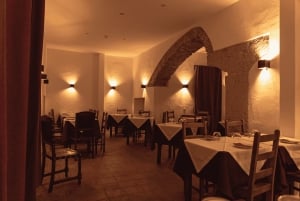 Lisbon: Fado Dinner with Wine Tasting at Canto do Poeta