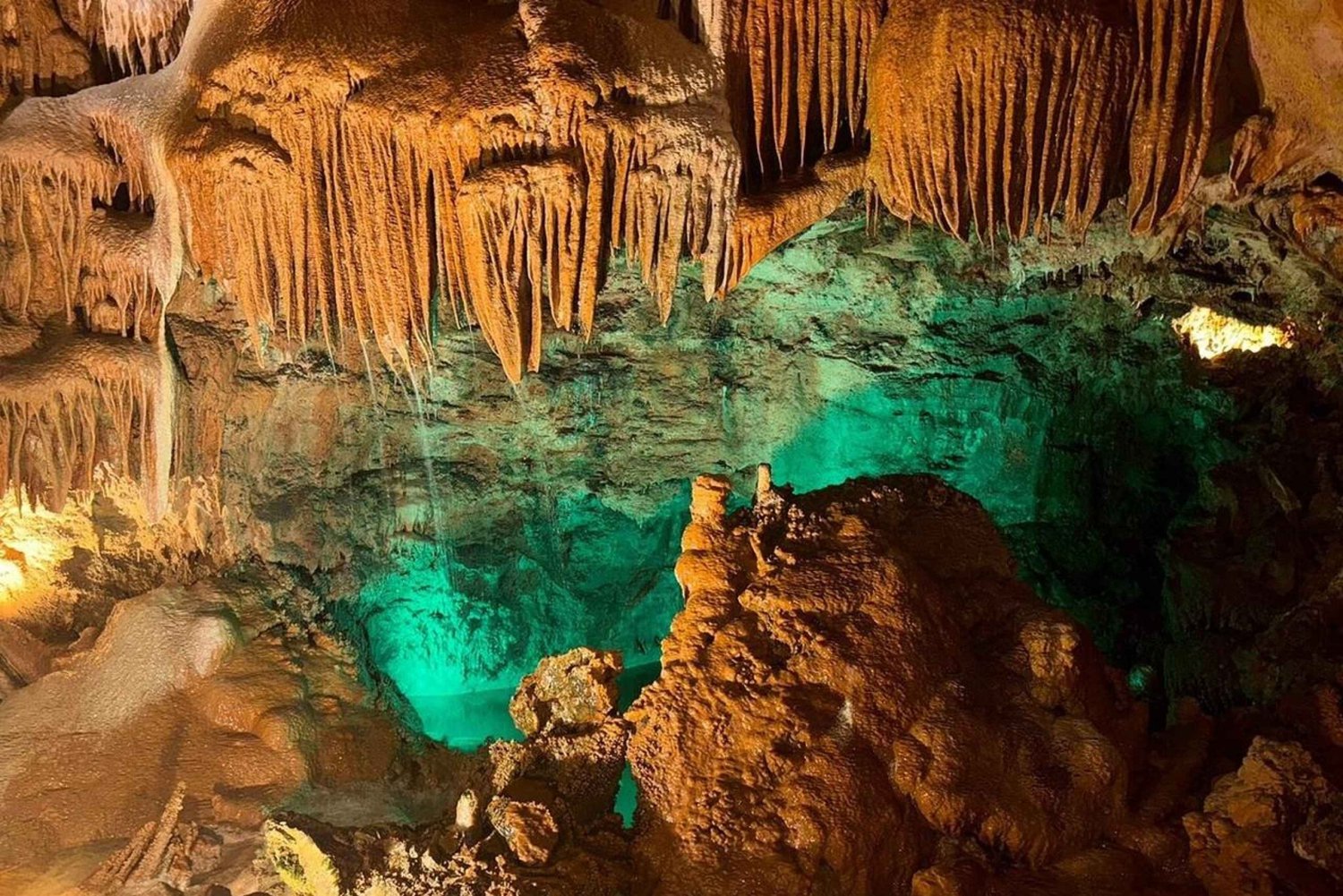 Lissabon: Dinosaurusten jalanjäljet, luolat ja Óbidos-kierros