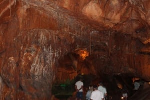 Lissabon: Dinosaurusten jalanjäljet, luolat ja Óbidos-kierros